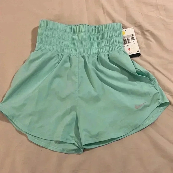 NWT Nike women’s training loose fit shorts size XS - Picture 2 of 4